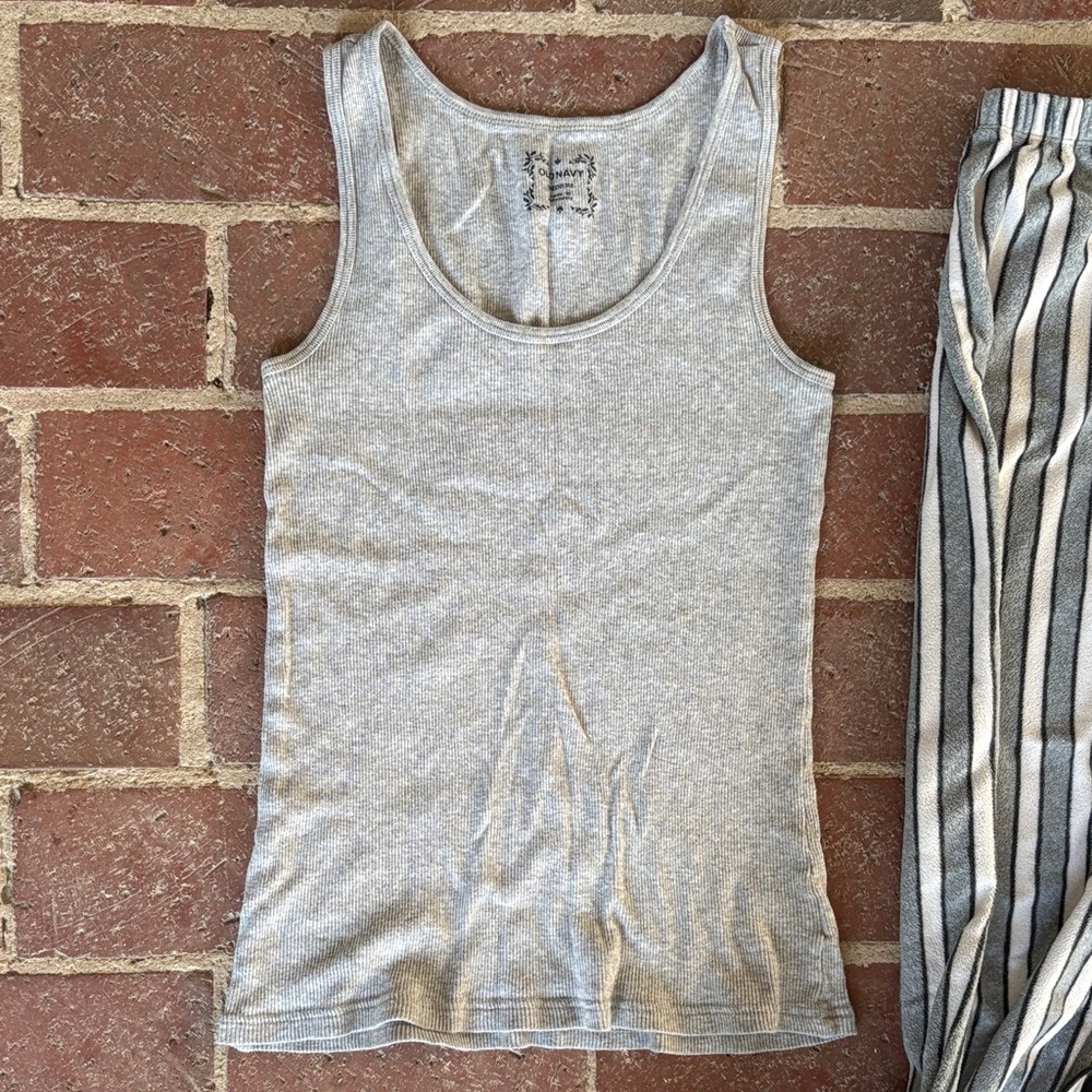 Simply Vera Vera Wang Gray and White Striped Pajama Bottoms/Old Navy Tank Top - Picture 13 of 13